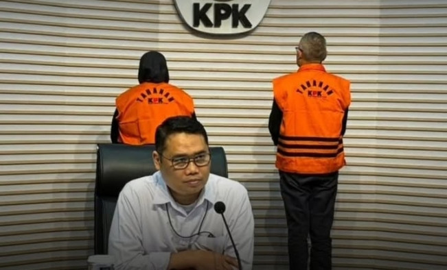 Pelaksana Tugas Deputi Penindakan dan Eksekusi KPK Asep Guntur Rahayu bersama dua tersangka kasus dugaan korupsi LNG. [Instagram]